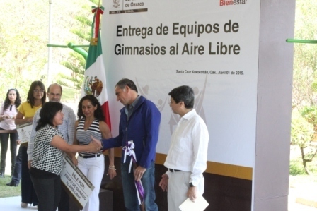 Entrega gobierno de Oaxaca gimnasios al aire libre a 13 municipios de Valles Centrales