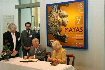 Visita el Príncipe de Gales la Exposición de los Mayas, en Reino Unido