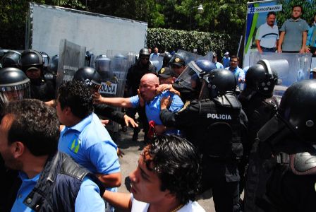 Reprimen granaderos violentamente manifestación de publicistas
