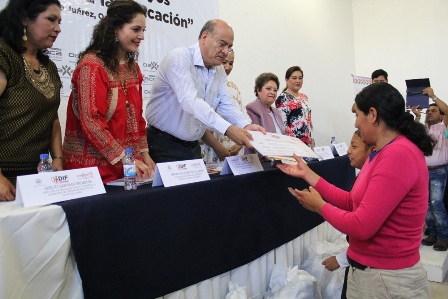 Entregan apoyos del programa “Estímulos a la educación básica 2015” en Oaxaca