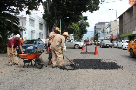 Pese a las lluvias, municipio de Oaxaca reinició programa de bacheo en calles y avenidas