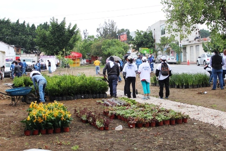 Promueven el cuidado del medio ambiente; reforestan Parque Lineal de la capital de Oaxaca