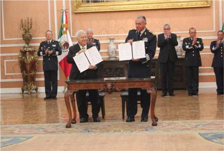 Firman la Sedena y la SEP bases de coordinación para otorgamiento de becas a personal militar
