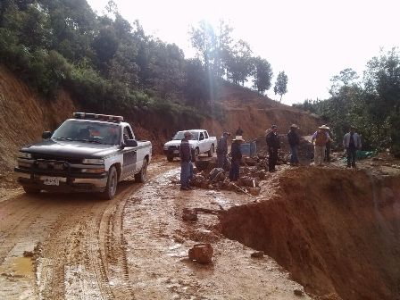 Deslave carretero obstruye carril Salina Cruz–Pochutla a la altura del puente Chahue, en Oaxaca