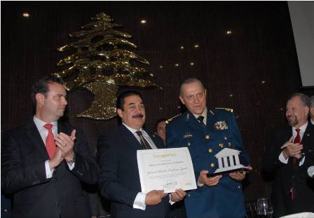 Entregan premio “Defensa de las instituciones de la República” a secretario de la Defensa Nacional