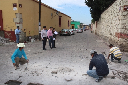 Supervisan trabajos de corrección en la calle 5 de Mayo de Jalatlaco, Oaxaca