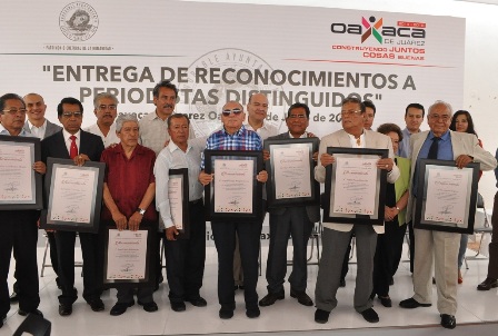Reconoce Ayuntamiento de Oaxaca trayectoria de periodistas distinguidos