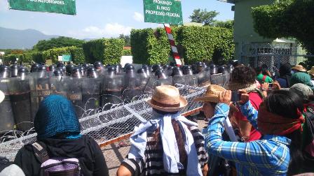 Intentan normalistas ingresar al 27/o. Batallón de Infantería ubicado en Iguala, Guerrero