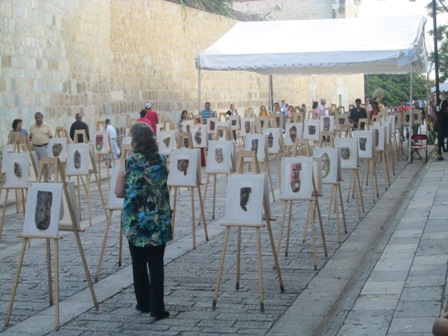 Exitosa exposición de 100 máscaras referente al feminicidio y 43 jóvenes normalistas