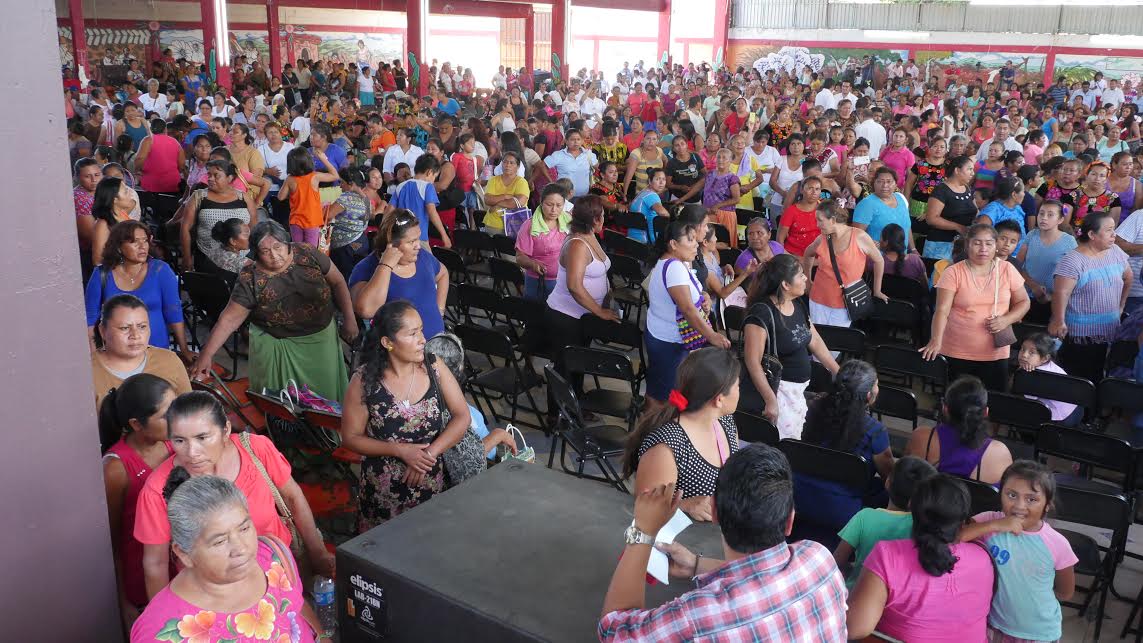 Impiden integrantes de la Sección 22 CNTE evento de Rosario Robles en Tehuantepec Oaxaca