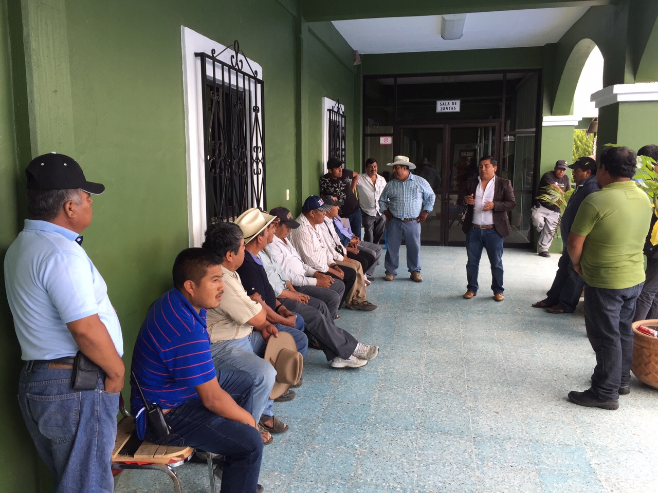 Pobladores del municipio indígena de San Dionisio Ocotepec Oaxaca, retienen a policías
