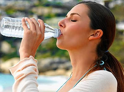 Recomienda IMSS tomar entre seis y ocho vasos de agua al día para evitar enfermedades
