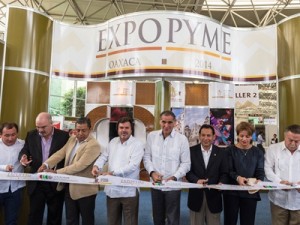 La Expo PyME Oaxaca, ubicada en el Centro de Convenciones “Monte Albán”, es un foro que coadyuva a potenciar oportunidades de negocios, así como conocer la oferta de nuevos servicios y productos vinculados a los procesos de comercialización.