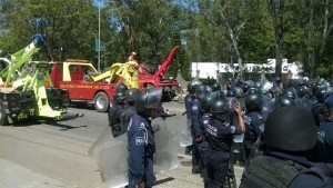 Al menos 600 efectivos de las policías Estatal, Vial y Auxiliar, arribaron a la zona del bloqueo