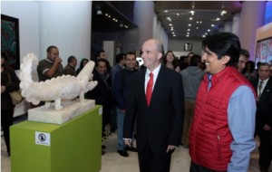 La muestra, de 124 obras del artista oaxaqueño, se exhibe en el vestíbulo de las oficinas centrales del IMSS