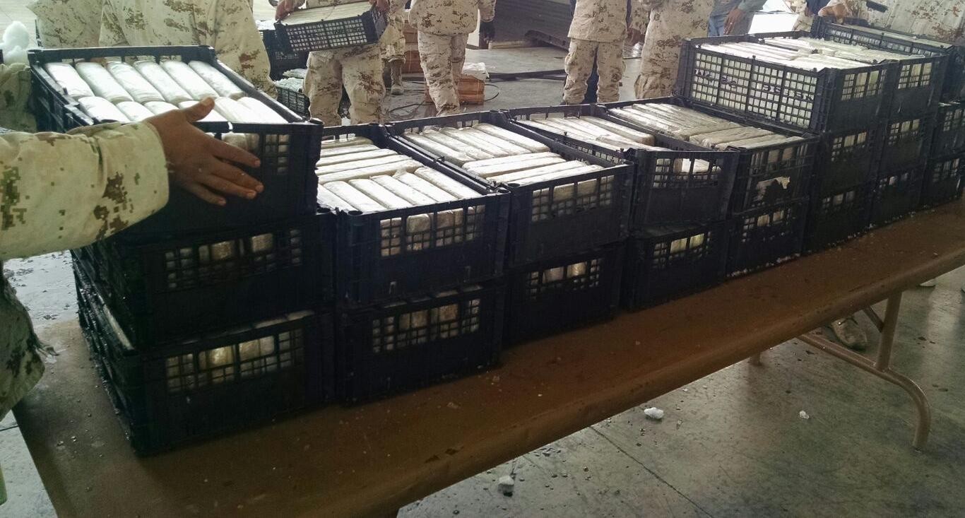 Decomisa Ejército Mexicano cocaína y heroína oculta en cargamento de verduras en Sonora