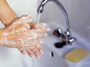 Lavarse las manos antes y despúes de ir al baño