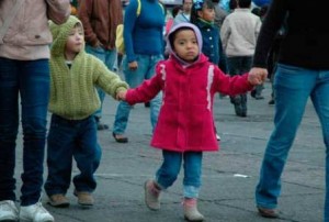 Ante bajas temperaturas abrigar bien a los niños