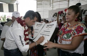 Murat firmó una serie de compromisos entre ellos concluir la carretera Oaxaca-Costa.