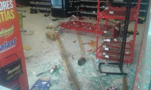 Sufren tiendas cuantiosos daños materiales por saqueos.