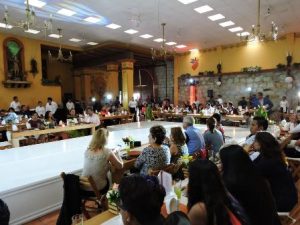Las y los estudiantes realizaron una cena de siete tiempos, en donde los invitados degustaron de una diversidad de platillos.