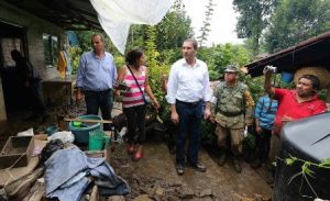 El gobernador Rafael Moreno Valle visitó la zona de desastre.