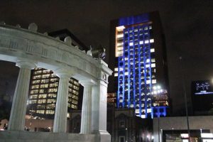 El edificio de la Cancilleria se ilumina con los colores de la ONU en su 71 aniversario.