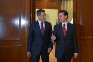 El presidente Enrique Peña Nieto con el gobernador de Oaxaca Alejandro Murat