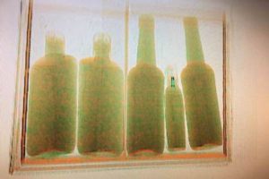 Las botellas contenían sedimentos cristalinos mezclados con una sustancia líquida, con las características propias de una droga sintética.