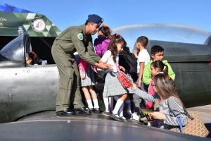 En 12 stands exhiben 6 aeronaves de la Fuerza Aérea Mexicana, 20 vehículos militares, 10 equinos y 24 canes.