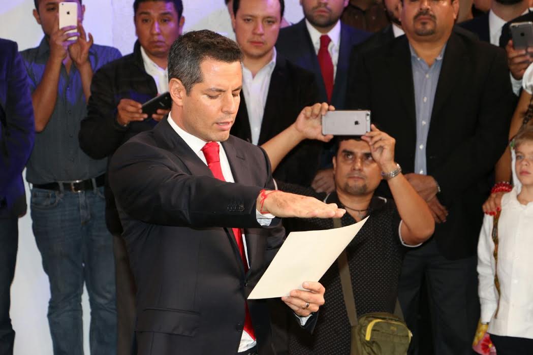 Alejandro Murat toma protesta como gobernador de Oaxaca en sede alterna al Congreso