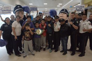 Niños de la Fundación Aitana reciben a la Campeona Mundial de Boxeo de Peso Gallo.
