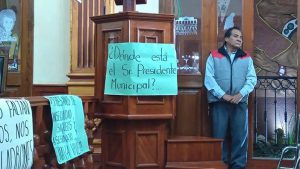 Protestan ciudadanos en el tercer informe de gobierno, Luis de Guadalupe Martínez  del presidente municipal con licencia del municipio de Huajuapan 