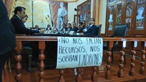 Protestan ciudadanos en el tercer informe de gobierno de Luis de Guadalupe Martínez, presidente municipal con licencia del municipio de Huajuapan, Oaxaca. 