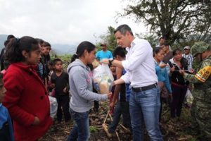 Murat Hinojosa entregó este domingo víveres y ayuda humanitaria a tres localidades de la Sierra Sur y la Costa.