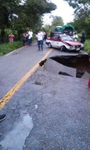 Destruidos diversos tramos de la Carretera Federal 200, por el paso de "Calvín" en la Costa.