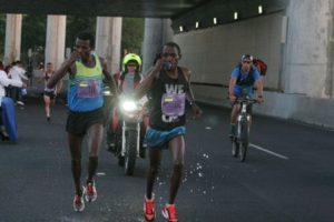 Desde el kilómetro 4, Rubert Gaitho (Kenia) y Abdisa Sori (Etiopía) comenzaron a imponer ritmo al ir de bajada rumbo a Cuemanco.