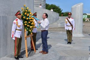 Videgaray Caso depósito una ofrenda floral al pie del Monumento Memorial a José Martí.