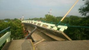 Puente de Ixtaltepec que ya estaba colapsado se deslizó una parte de la estructura. No hay paso a vehículos.