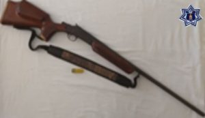 Escopeta calibre 20”, con matrícula 755540, sin modelo y con un cartucho útil en la recámara.