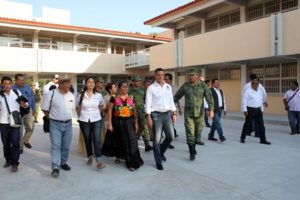 Supervisan reconstrucción de la Escuela Primaria Centro Escolar Juchitán.