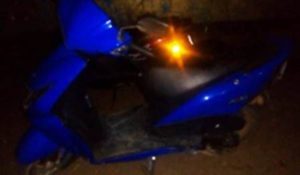 Motocicleta Honda azul sin placa y número de serie ilegible por limadura.