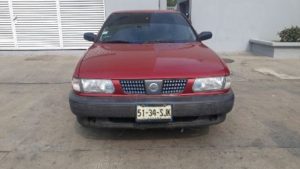 Automóvil Nissan Tsuru, rojo, placas de circulación 5134-SJK del estado de Oaxaca.