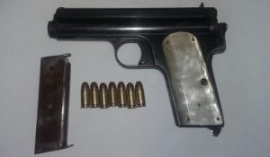 Pistola, calibre 7.65 mm, con un cargador metálico y siete cartuchos útiles.