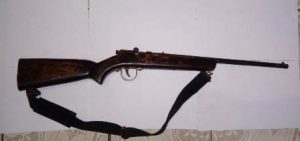 Rifle calibre 22 mm, sin marca, ni matrícula.