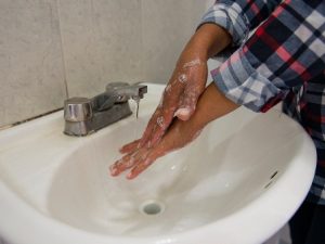 Recomiendan lavarse las manos correcta y constantemente.