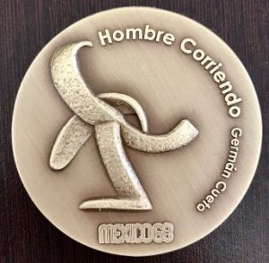 La escultura “El Hombre Corriendo”, de Germán Cueto, en una de las medallas conmemorativas.