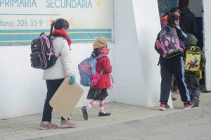 Es importante que las madres y padres cuiden la salud de sus hijos.