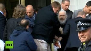 Assange fue arrestado en relación con una orden de extradición de la autoridades de EE.UU.