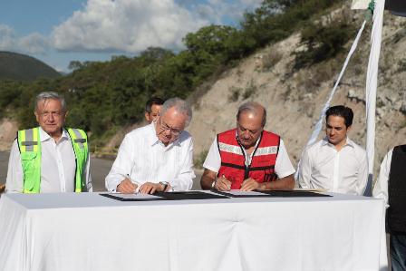 Firman compromiso para reactivar construcción de autopista Mitla-Tehuantepec
